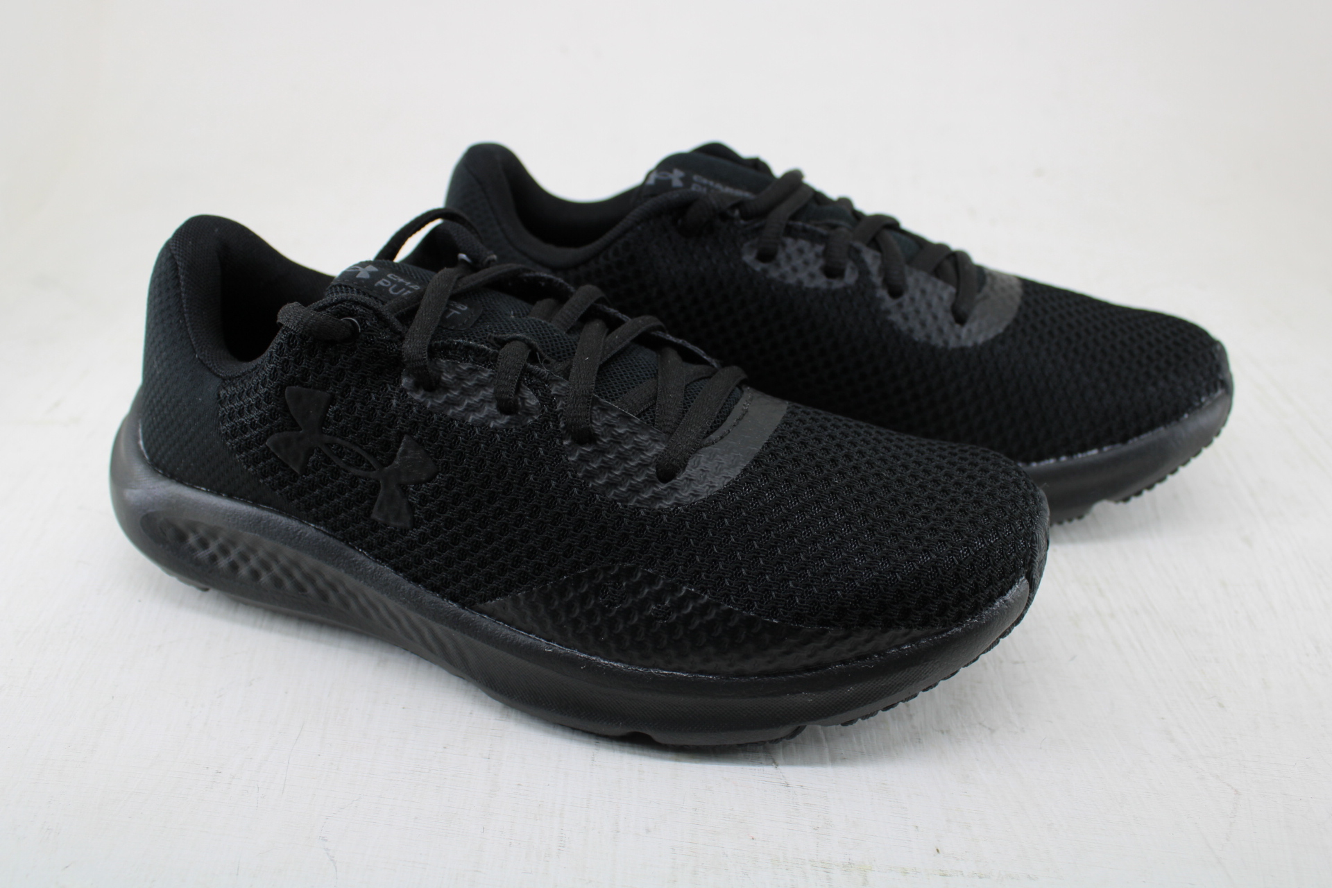 Tenis Under Armour para Correr UA Charged Pursuit 3 para Hombre color Negro Modelo 3024878-002 Envío Gratis