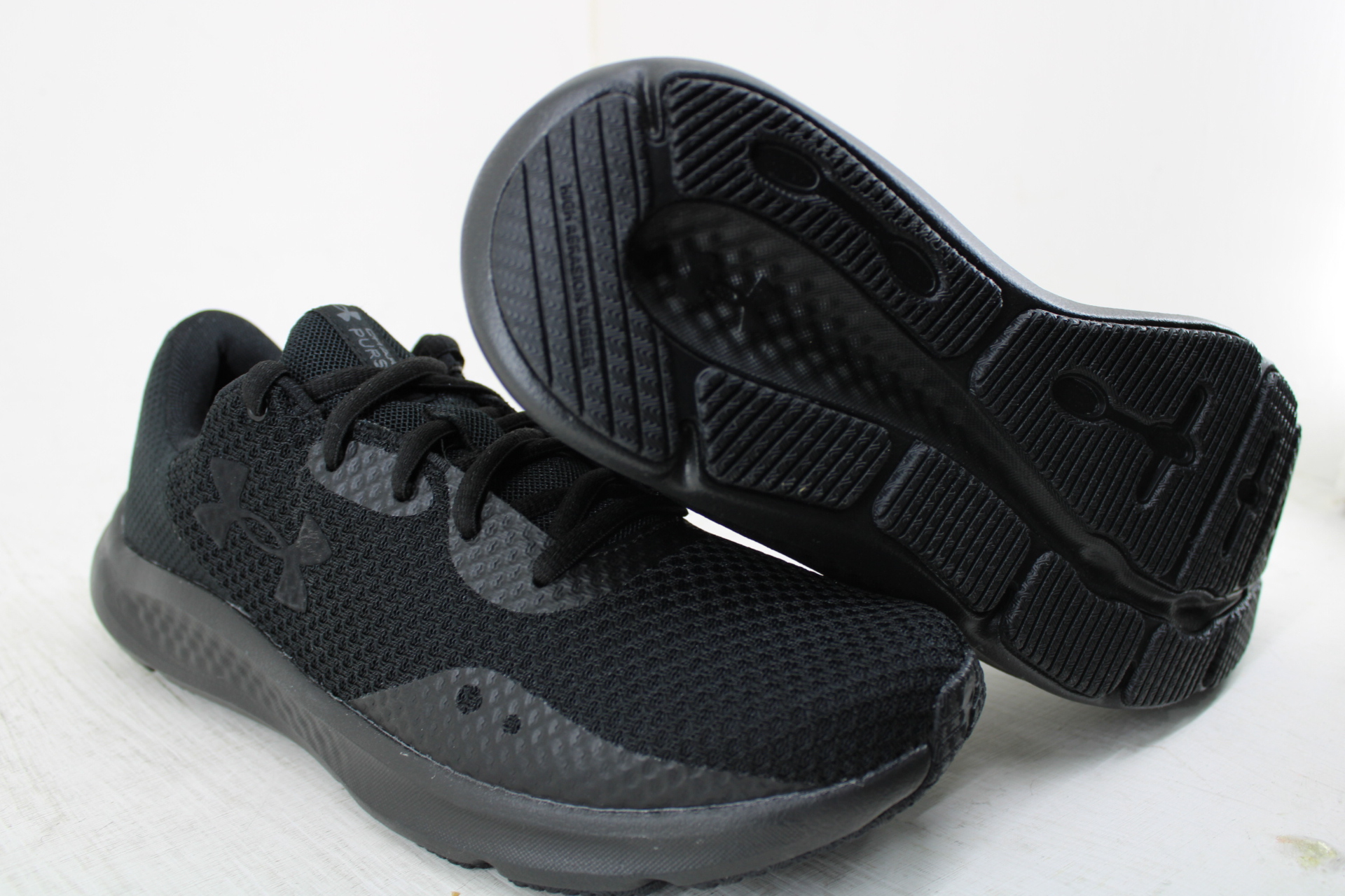 Tenis Under Armour para Correr UA Charged Pursuit 3 para Hombre color Negro Modelo 3024878-002 Envío Gratis - Imagen 2